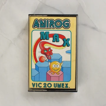 Anirog Max videójáték kazetta tokban elölnézetből