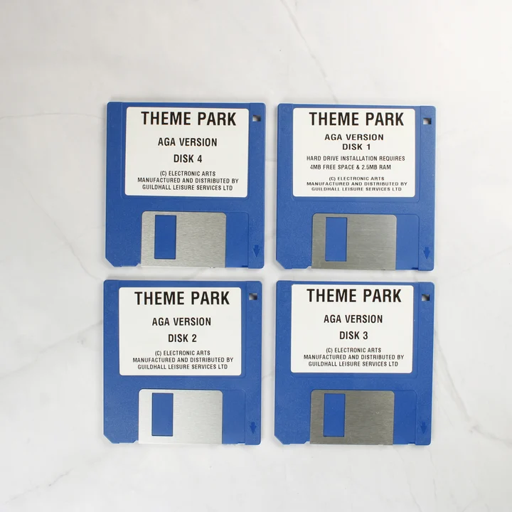Négy darab kék Amiga floppy lemez a Theme Park játékhoz