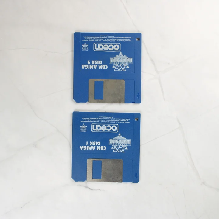 Két kék floppy lemez a WWF European Rampage Tour játékhoz