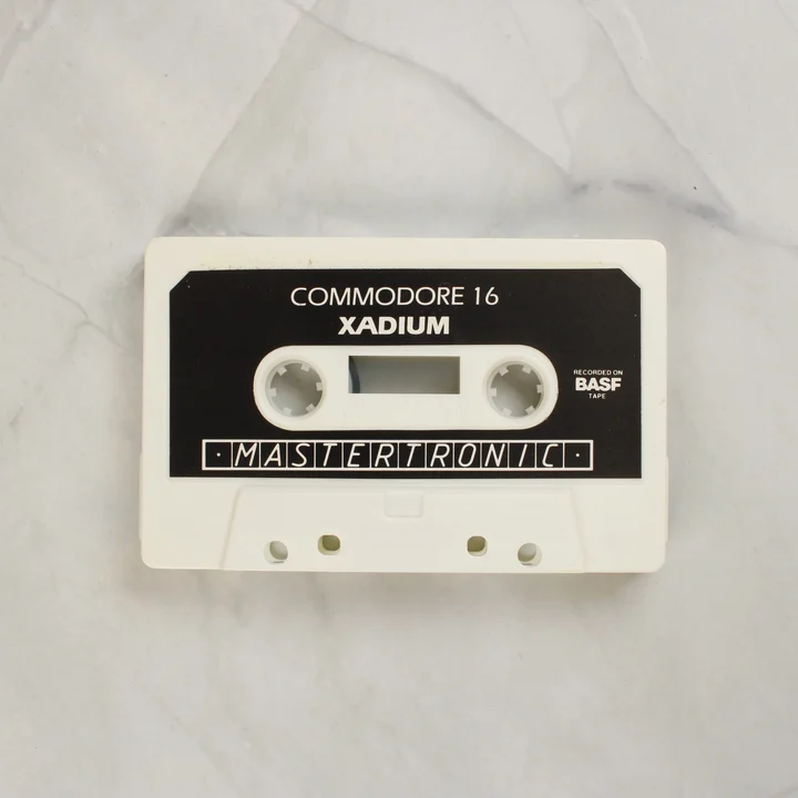 Xadium videójáték fehér kazetta Commodore 16 Plus 4