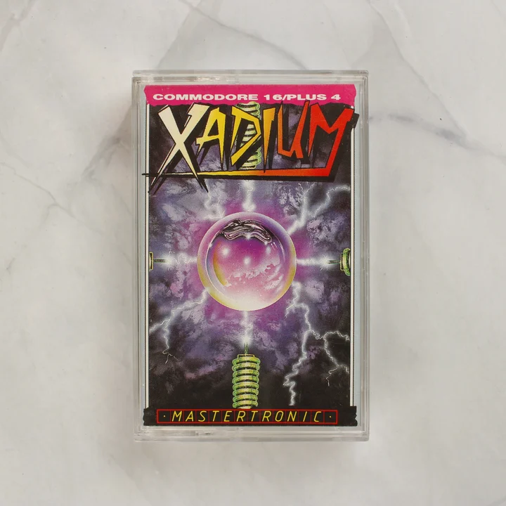 Xadium videójáték Commodore 16 Plus 4 kazetta tokban elölnézet