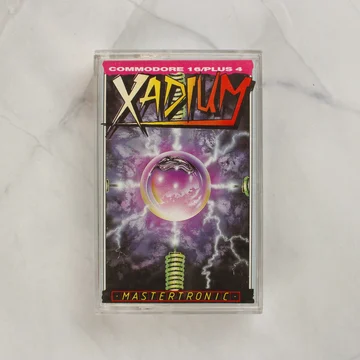 Xadium videójáték Commodore 16 Plus 4 kazetta tokban elölnézet
