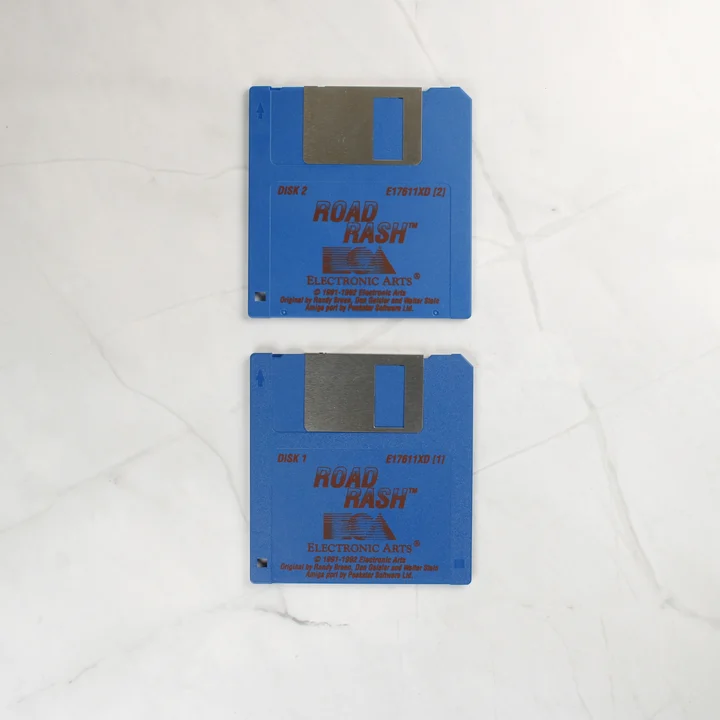 Két kék Road Rash floppy lemez Amiga számítógéphez