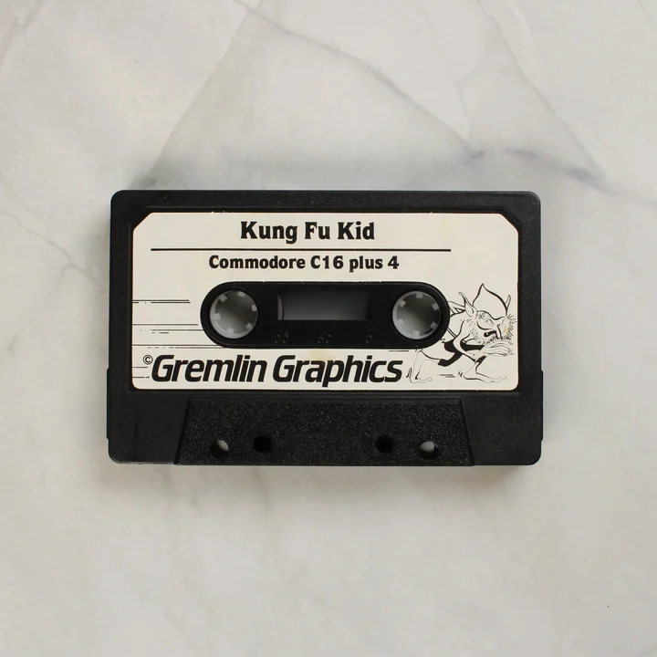 A Kung Fu Kid videójáték fekete kazettája különvéve.
