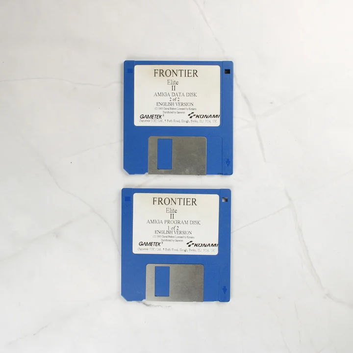 Két kék színű 3,5 colos floppy lemez a Frontier: Elite II játékhoz