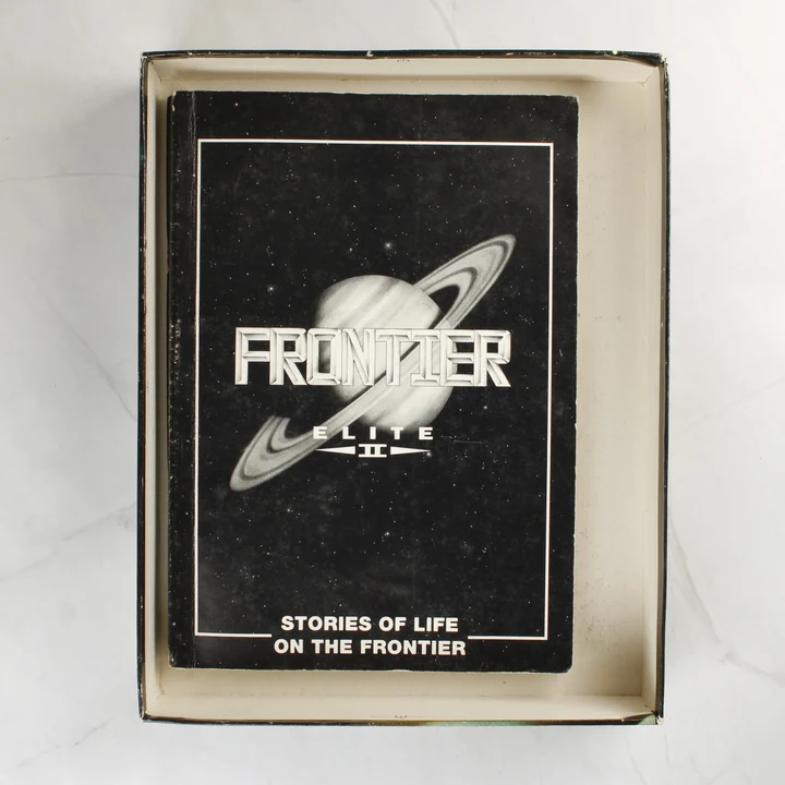 A Frontier: Elite II játékhoz tartozó Stories of Life on the Frontier füzet a dobozban