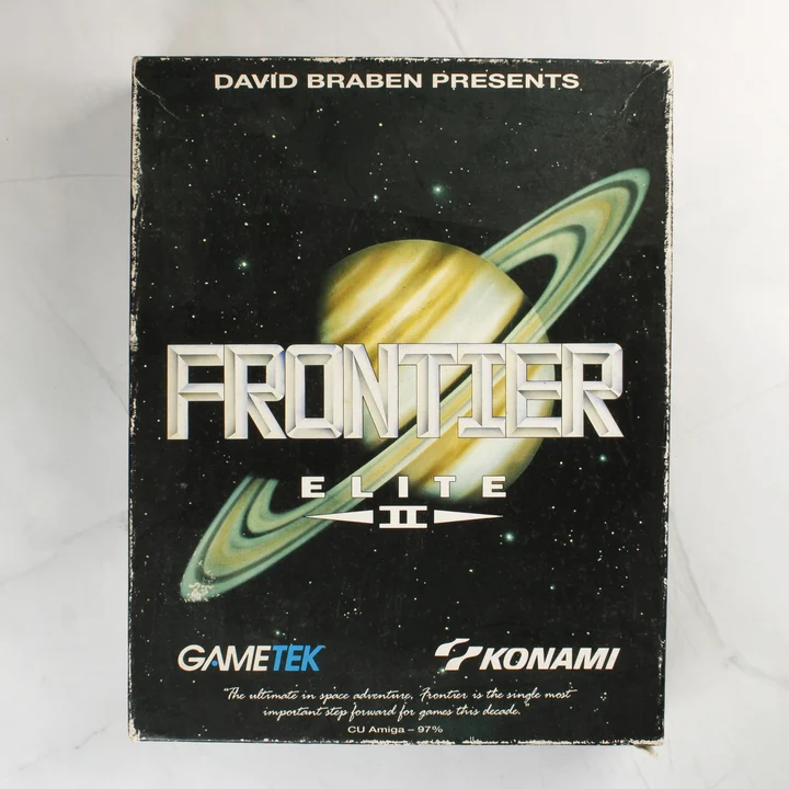 A Frontier: Elite II videójáték dobozának előlapja egy gyűrűs bolygóval