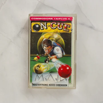 On-Cue Commodore 16 videójáték kazetta elölnézete tokban