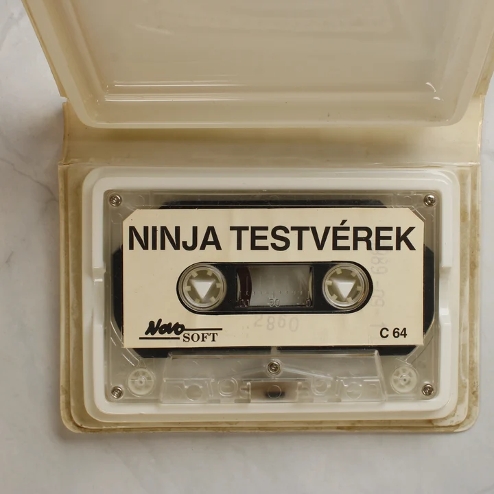 Ninja Testvérek C64 kazetta A Ninja Testvérek játék eredeti magnetofonkazettája a nyitott tokban.
