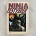 A Ninja Testvérek Commodore 64 játék elülső borítója fehér műanyag tokban.