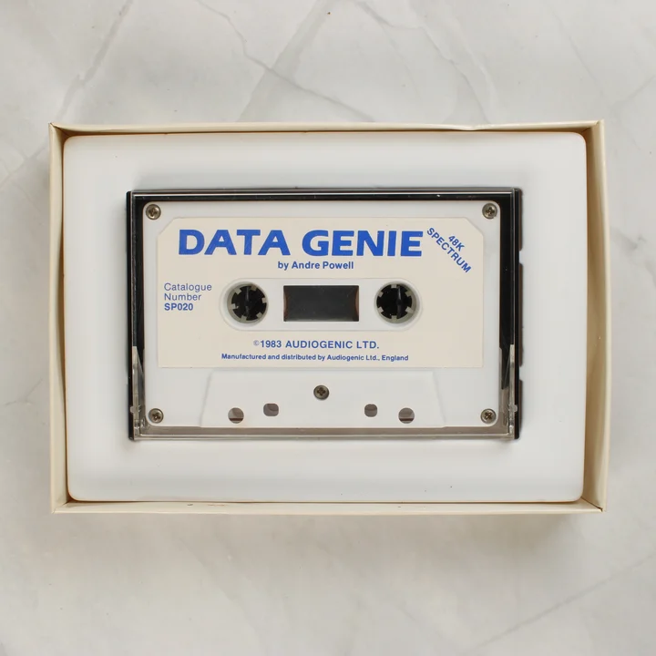 Data Genie magnókazetta a dobozban