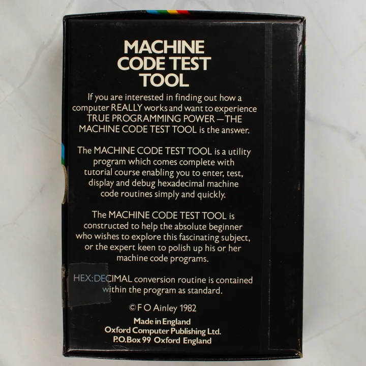 A Machine Code Test Tool szoftver dobozának hátoldala angol nyelvű leírással