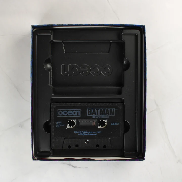 Batman: The Caped Crusader kazetta és belső tálca Batman: The Caped Crusader videójáték kazetta a belső tálcában