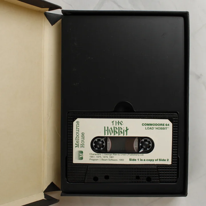 The Hobbit Commodore 64 kazetta a nyitott dobozban