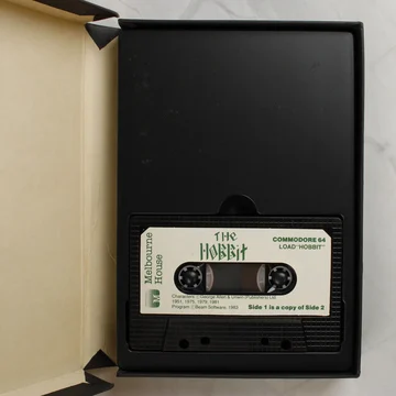The Hobbit Commodore 64 kazetta a nyitott dobozban