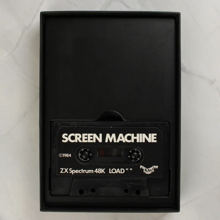 Fekete magnókazetta a Screen Machine felirattal a belső tálcában