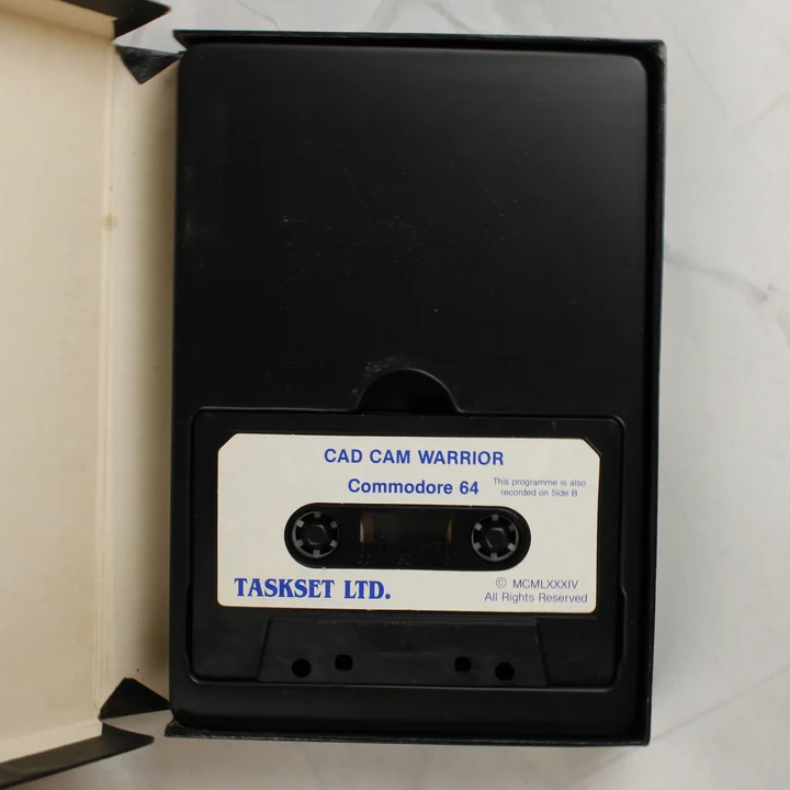 CAD CAM Warrior C64 kazetta CAD CAM Warrior Commodore 64 kazetta a tokban