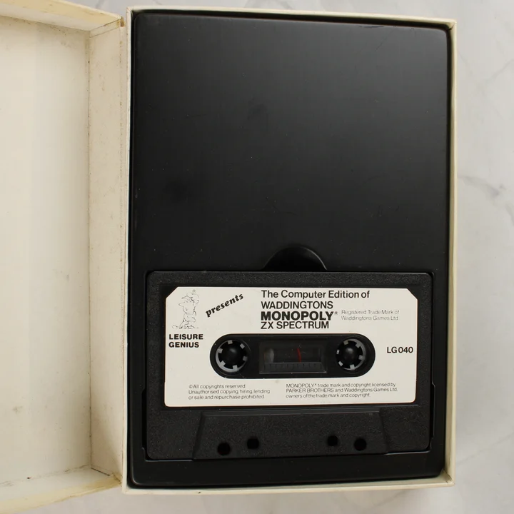 Monopoly ZX Spectrum kazetta a dobozban A nyitott doboz belseje a fekete magnetofonkazettával