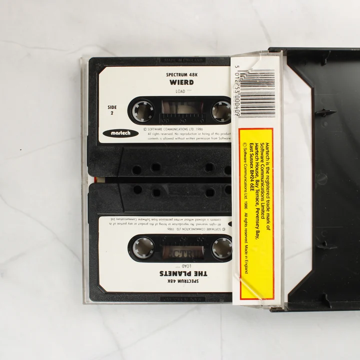 Nyitott tok a The Planets videójáték kazettájával