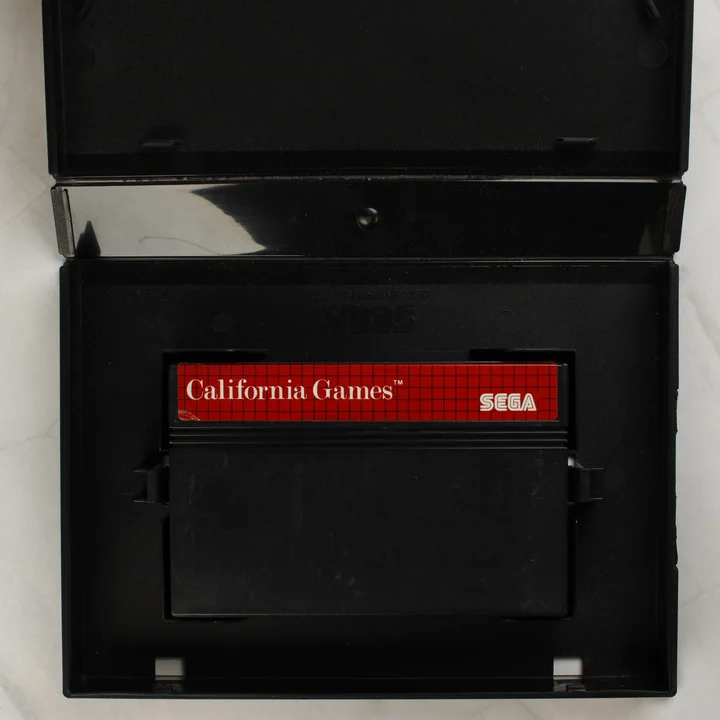 A nyitott műanyag tok a California Games cartridge-dzsel.