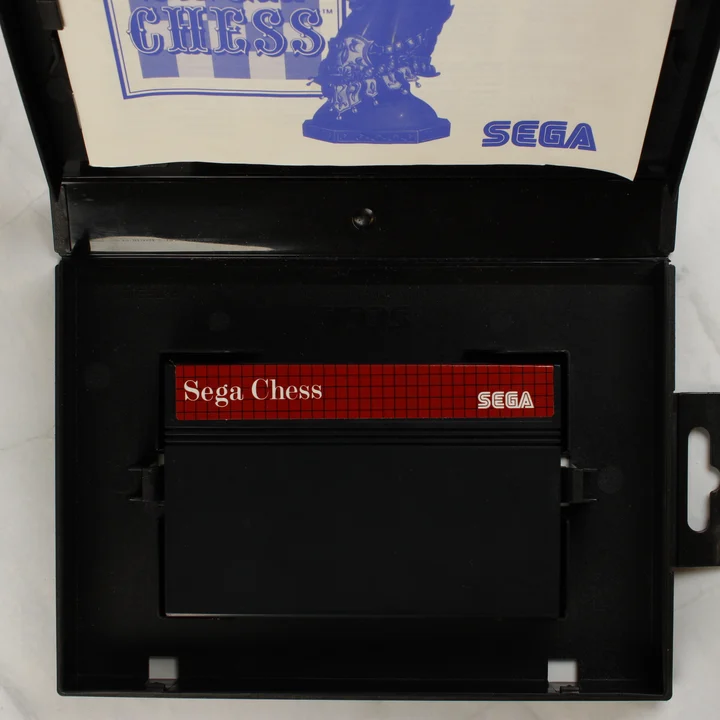 Sega Chess nyitott doboz a cartridge-el és az útmutatóval