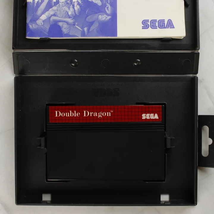 Nyitott Double Dragon videójáték tok cartridge-dzsel és útmutatóval