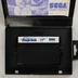 Nyitott Sega Master System tok a cartridge-dzsel és a kiskönyvvel