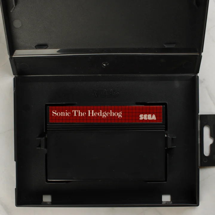 Nyitott Sega Master System tok a Sonic The Hedgehog cartridge-dzsel