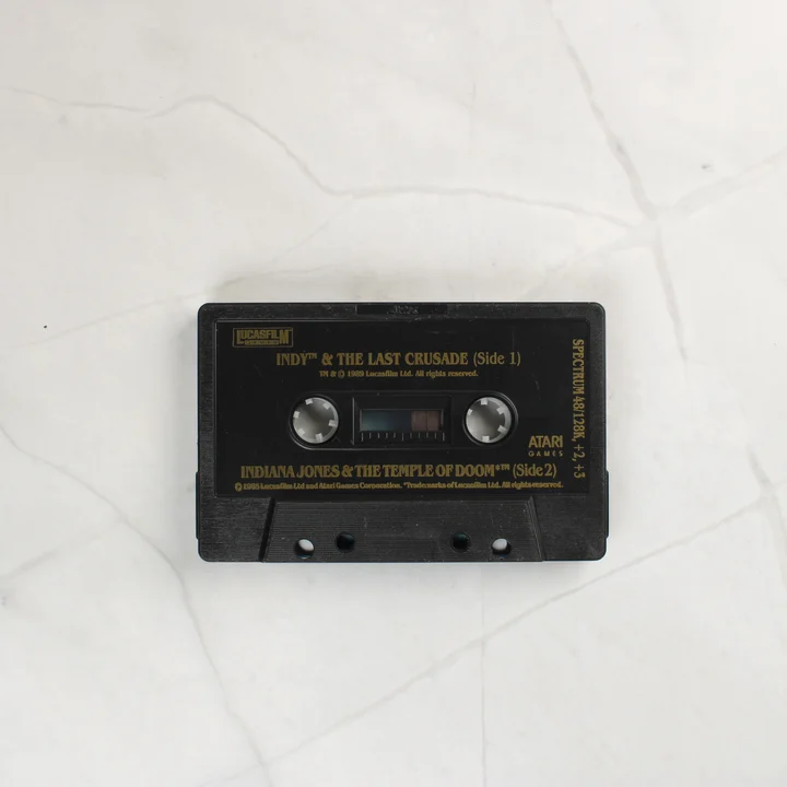 Fekete ZX Spectrum kazetta Indiana Jones felirattal