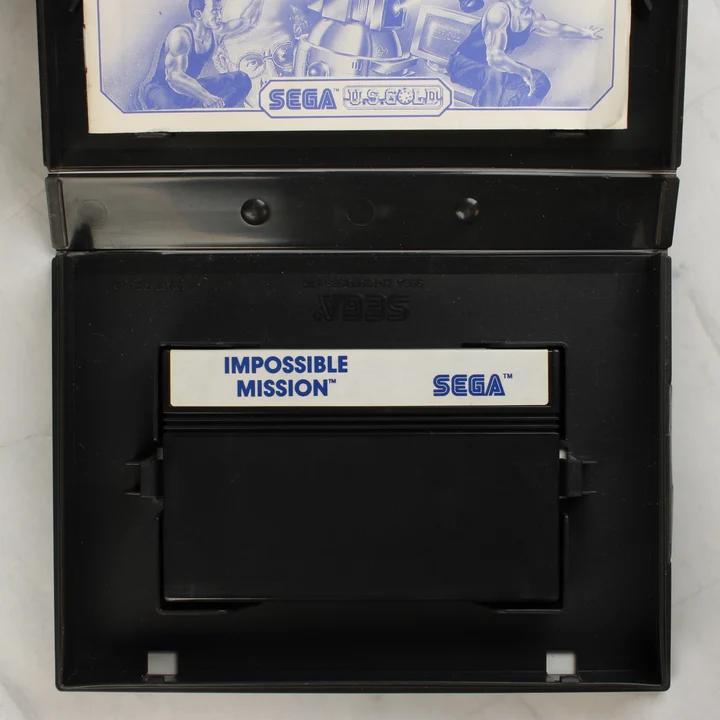 Nyitott tok az Impossible Mission cartridge-dzsel és kézikönyvvel