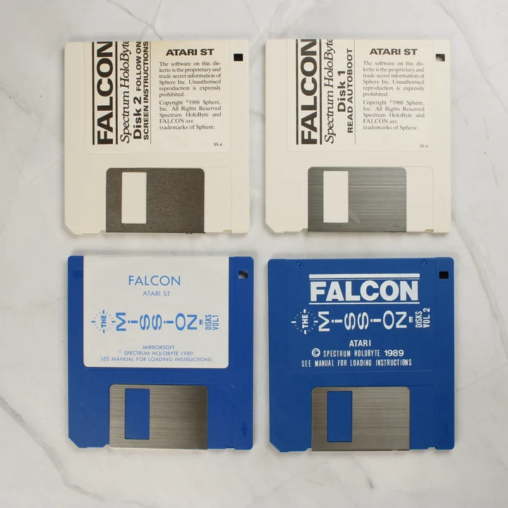 Négy darab 3,5 colos floppy lemez a Falcon játékhoz és kiegészítőihez