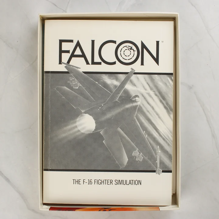 A Falcon játékhoz tartozó felhasználói kézikönyv a nyitott dobozban