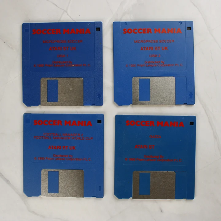 Négy kék floppy lemez a Soccer Mania Atari ST játékgyűjteményből