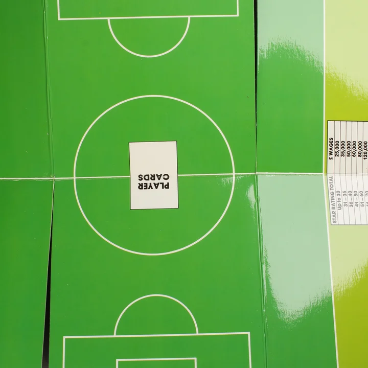 A játékhoz tartozó zöld futballpálya mintás játéktábla