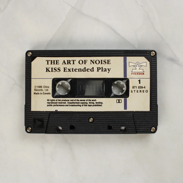 The Art of Noise Kiss fekete magnókazetta közelről