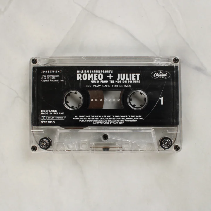Az átlátszó Romeo + Juliet magnókazetta közelről