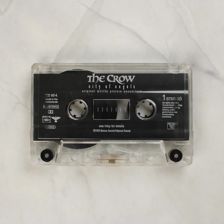Az átlátszó műanyag házas The Crow: City of Angels műsoros kazetta