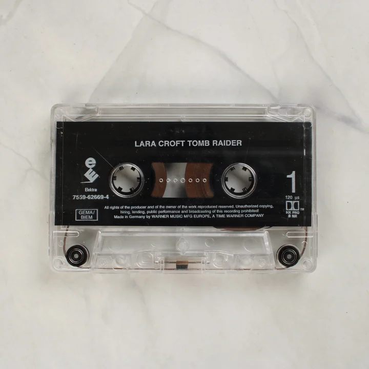 Az átlátszó Lara Croft Tomb Raider magnókazetta közelről