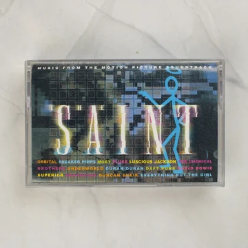 The Saint filmzene magnókazetta elölnézete a tokban