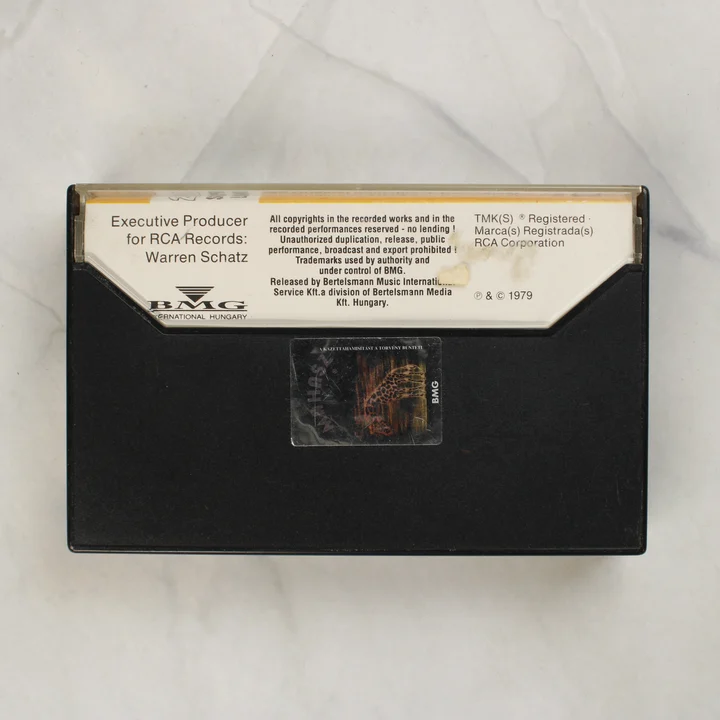 A Hair magnókazetta tokjának hátoldala hologramos matricával