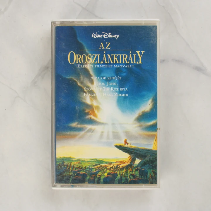 Az Oroszlánkirály magyar nyelvű filmzene kazetta előlapja a tokban