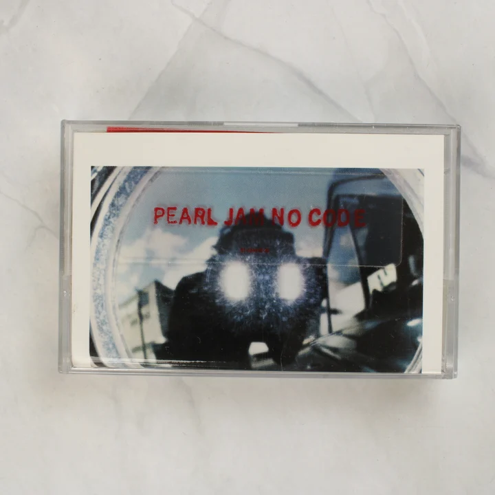 Pearl Jam No Code magnókazetta tokban, elölnézet