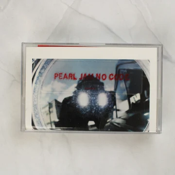 Pearl Jam No Code magnókazetta tokban, elölnézet