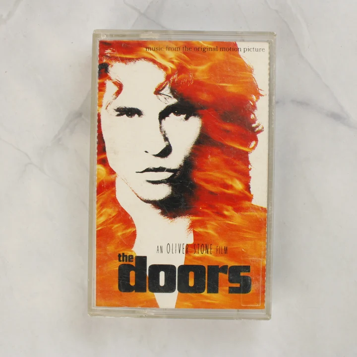 The Doors filmzene magnókazetta előlapja Jim Morrison portréjával