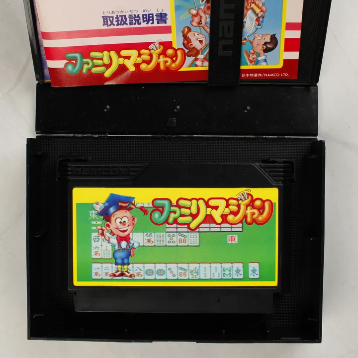 Nyitott doboz a Family Mahjong cartridge-dzsel és útmutatóval