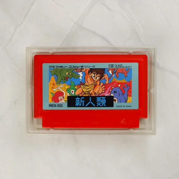 Piros Nintendo Famicom cartridge átlátszó műanyag tálcában.