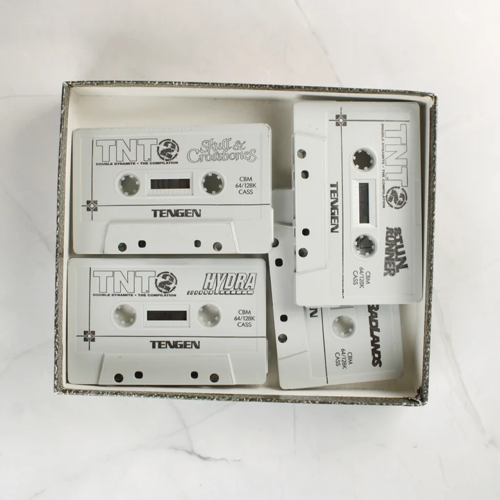 Négy darab fehér Commodore 64 kazetta a dobozban