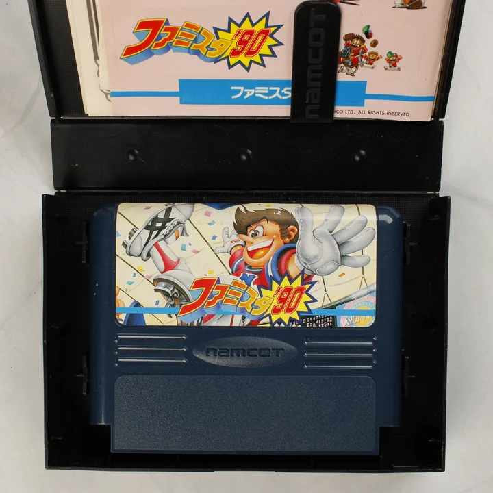 Nyitott Famista '90 doboz a cartridge-dzsel és az útmutatóval