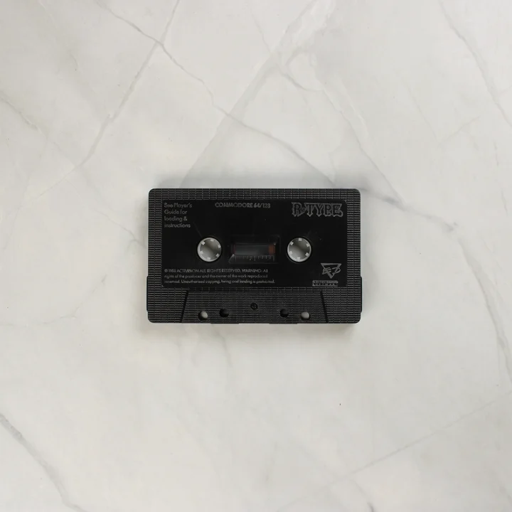 A fekete színű R-Type Commodore 64 kazetta közelről.