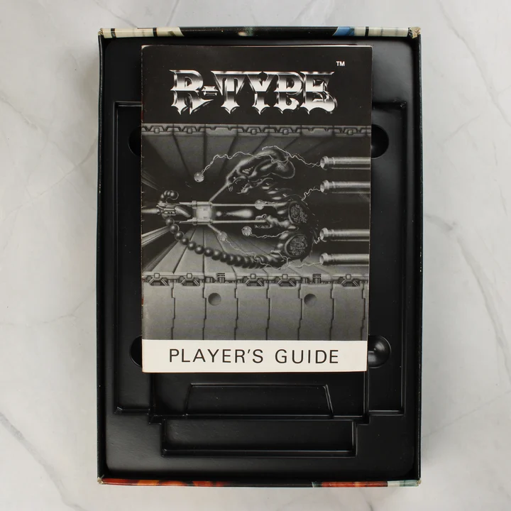 A Player's Guide kézikönyv a doboz belső tartójában.